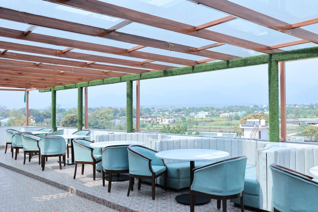 Hotel 7 Heaven Dehradun Exteriör bild