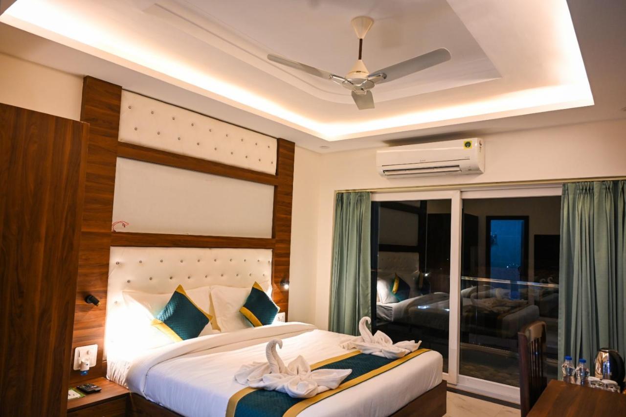 Hotel 7 Heaven Dehradun Exteriör bild