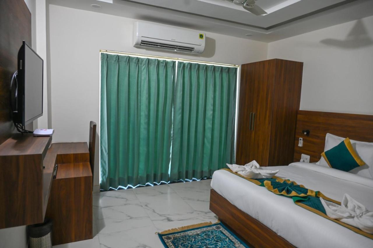 Hotel 7 Heaven Dehradun Exteriör bild
