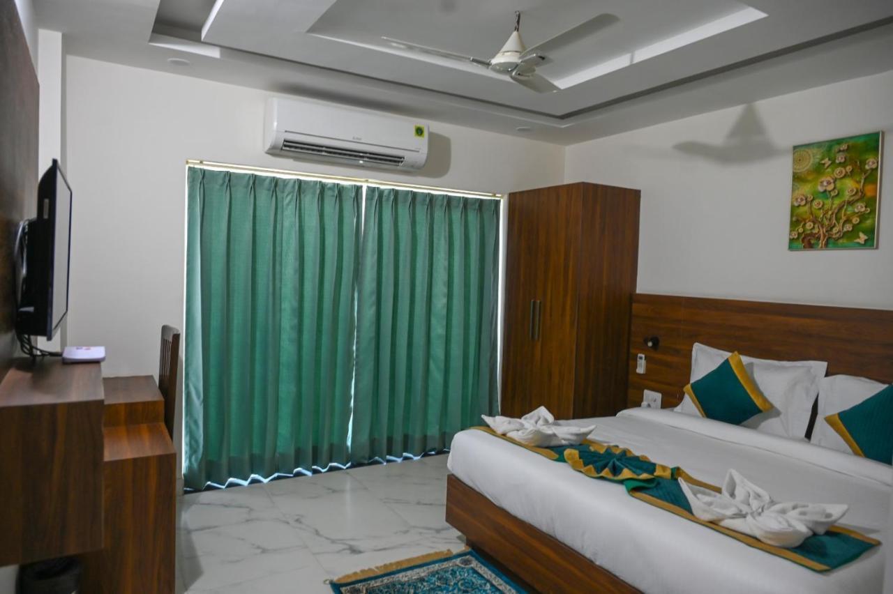 Hotel 7 Heaven Dehradun Exteriör bild
