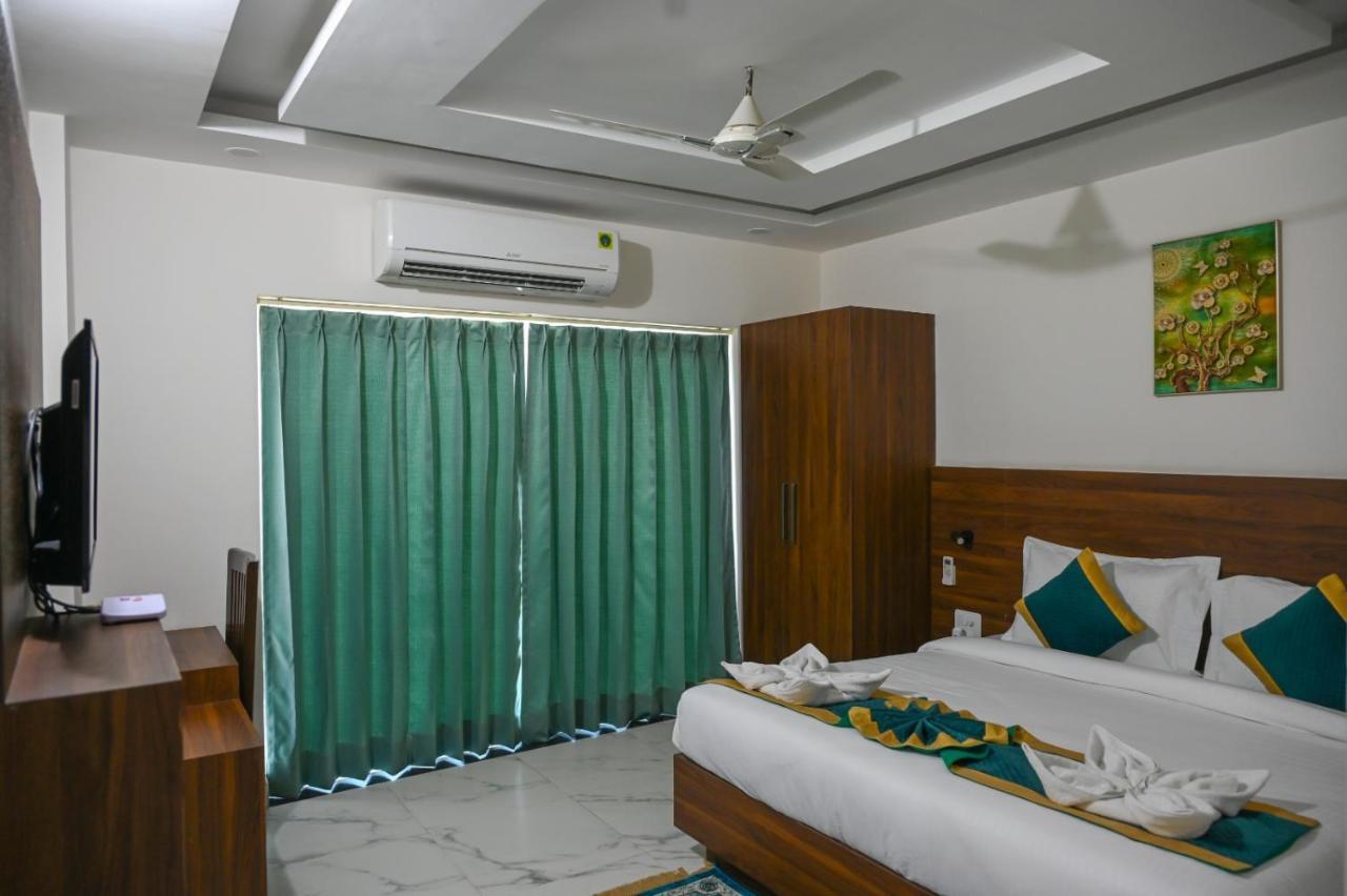 Hotel 7 Heaven Dehradun Exteriör bild