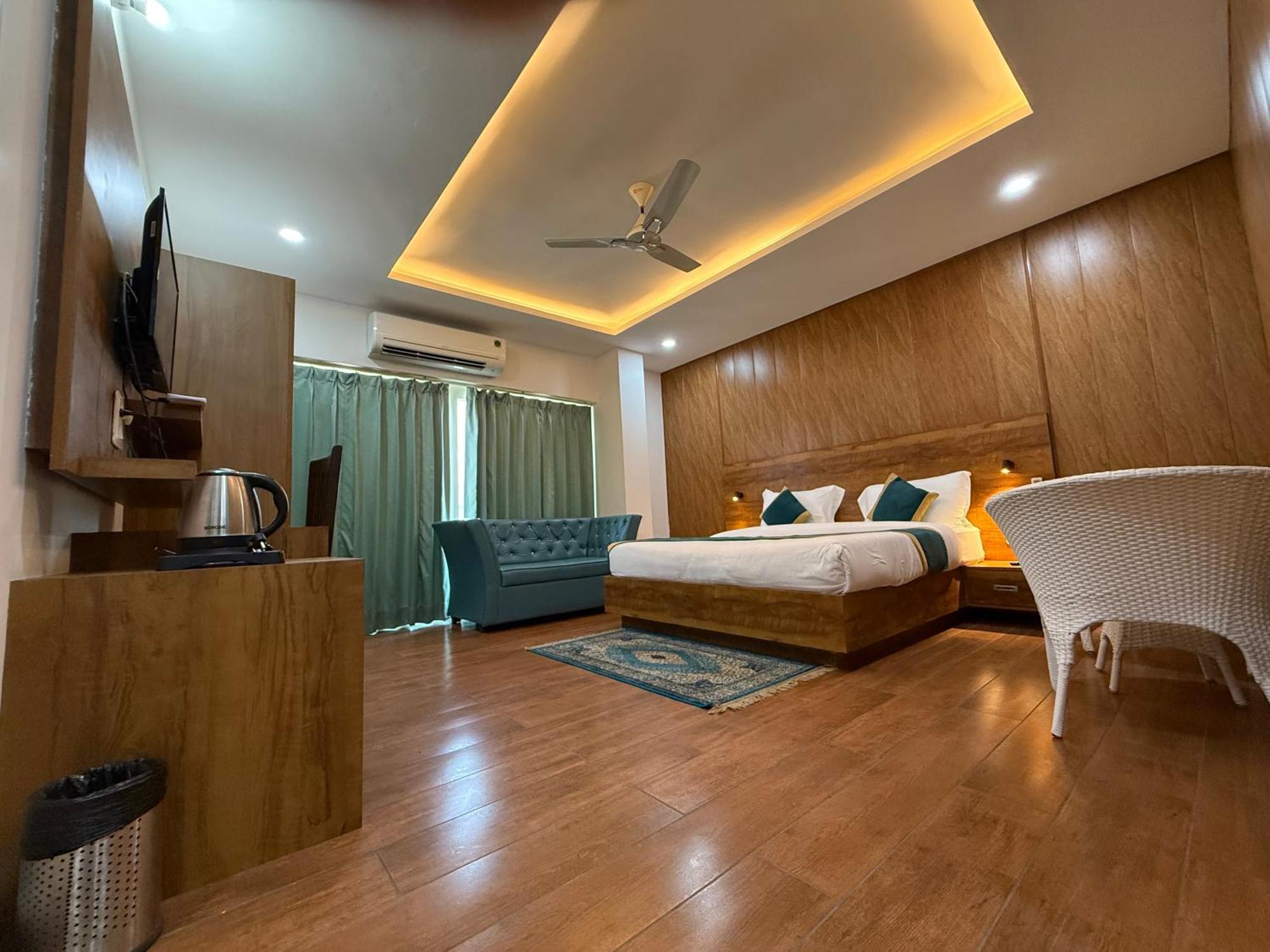 Hotel 7 Heaven Dehradun Exteriör bild