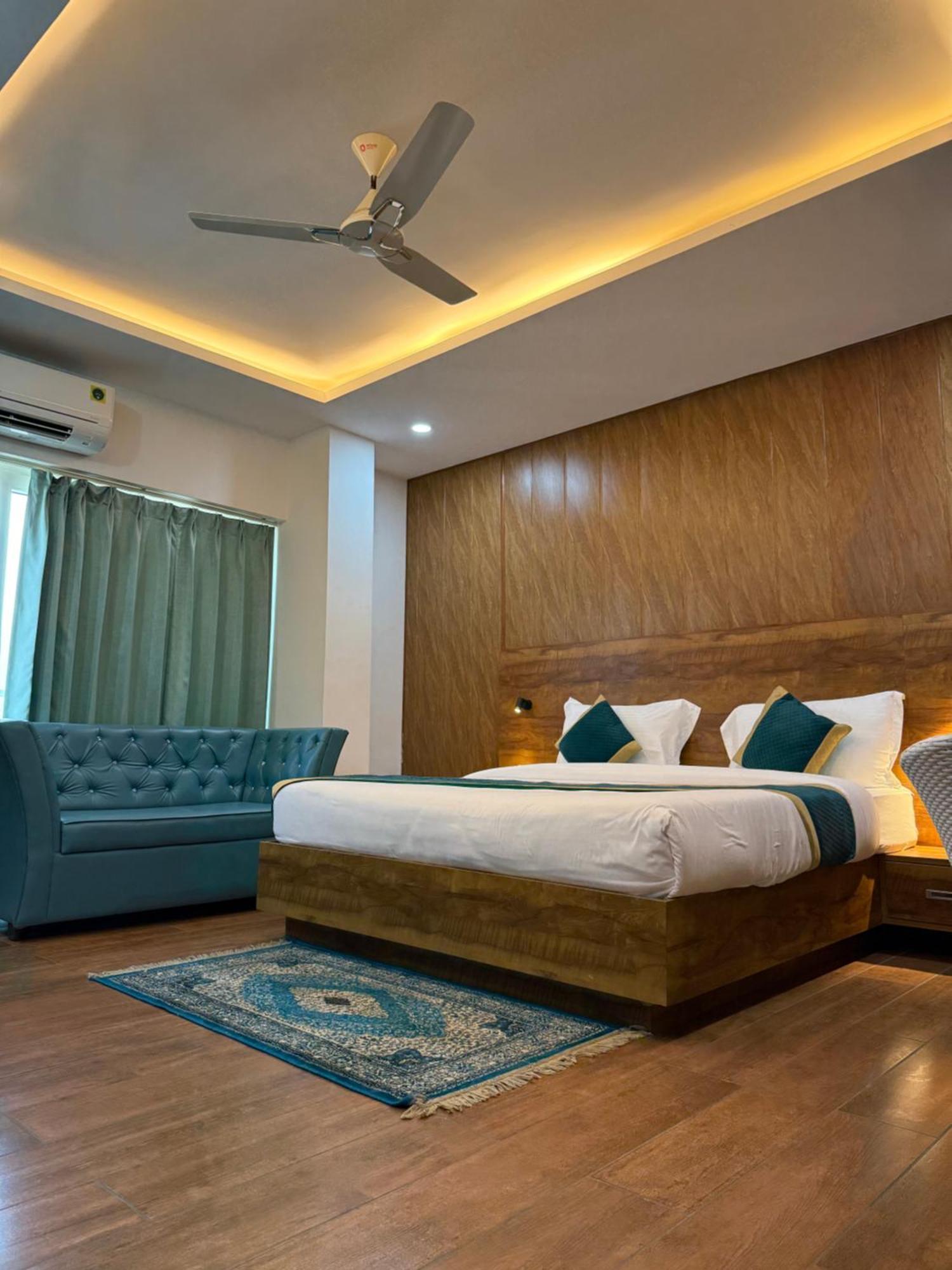 Hotel 7 Heaven Dehradun Exteriör bild