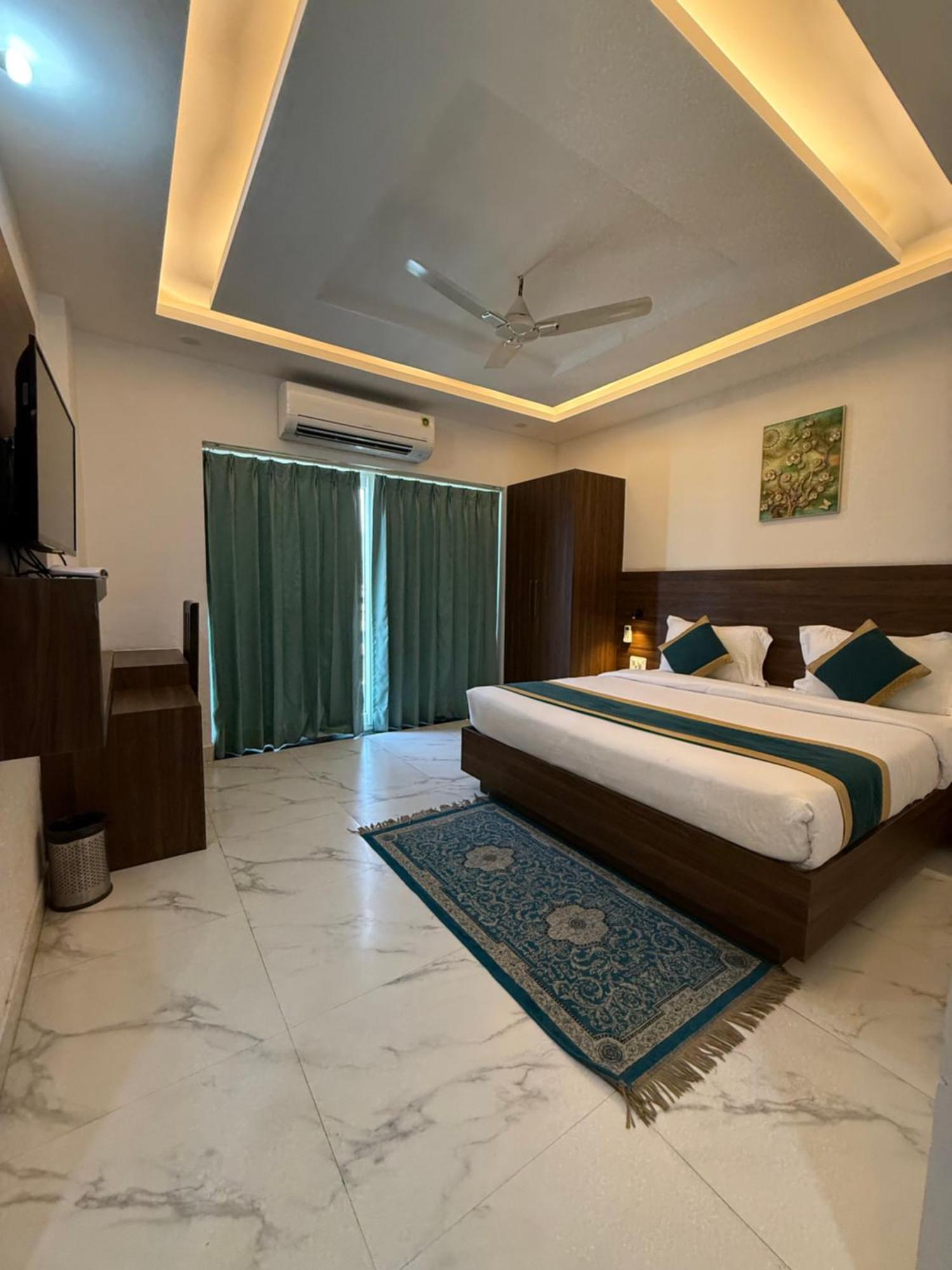 Hotel 7 Heaven Dehradun Exteriör bild